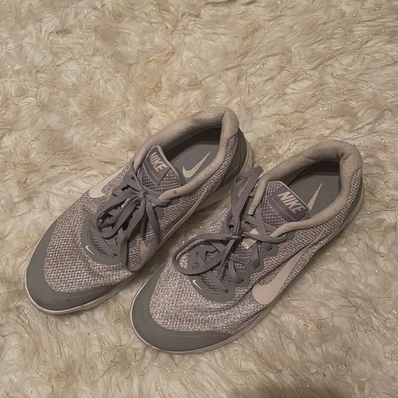 Nike | Woman’s size 9 | gray & white - Picture 4 of 6
